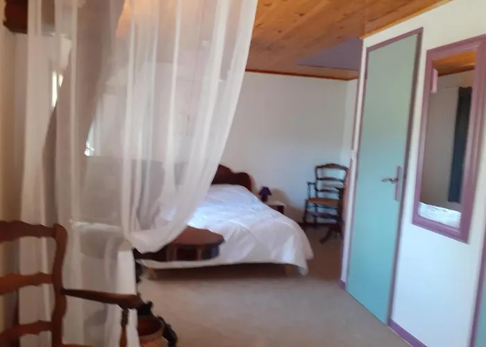 D'hotes Le Roussel Alojamento de Acomodação e Pequeno-almoço 3*